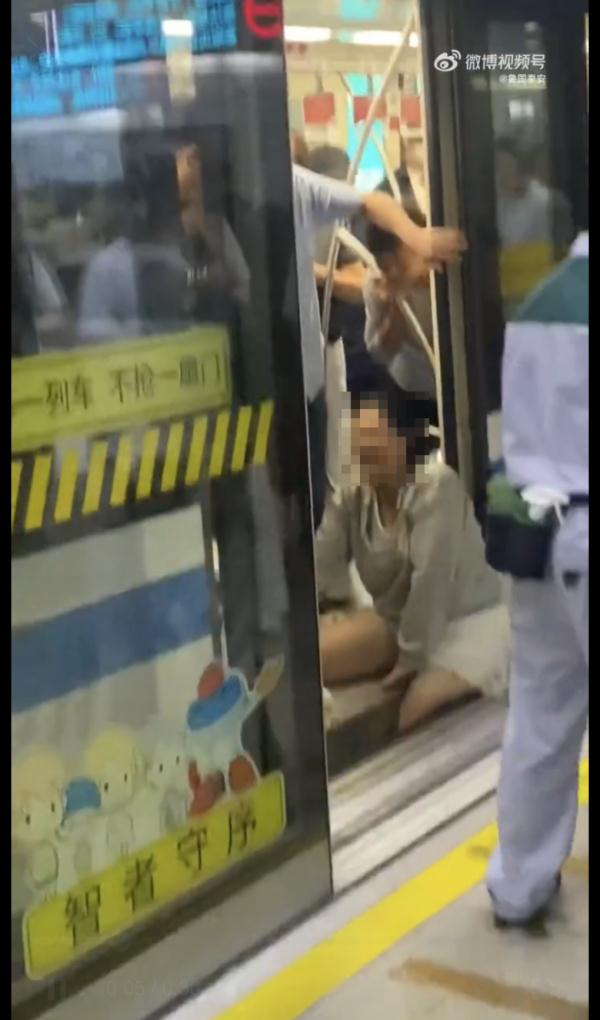 被地铁门夹住怎么办！广州地铁最新提醒