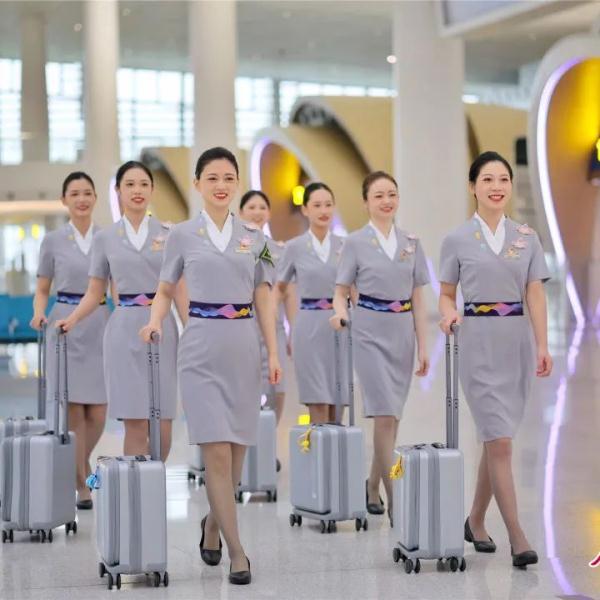 制服上新亚运列车乘务组惊艳亮相