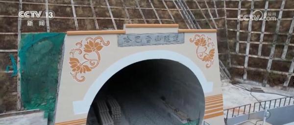 我国高原复杂地质铁路建设取得新突破 滇藏铁路丽香段创多项施工纪录 我国高原复杂地质铁路建设取得新突破 滇藏铁路丽香段创多项施工纪录