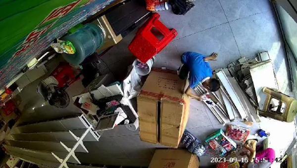 7岁男孩坐纸箱被邻居小孩用竹筷戳伤眼睛,妈妈:不是故意的,别网暴他 7岁男孩坐纸箱被邻居小孩用竹筷戳伤眼睛,妈妈:不是故意的,别网暴他