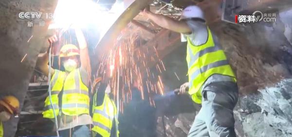 我国高原复杂地质铁路建设取得新突破 滇藏铁路丽香段创多项施工纪录 我国高原复杂地质铁路建设取得新突破 滇藏铁路丽香段创多项施工纪录