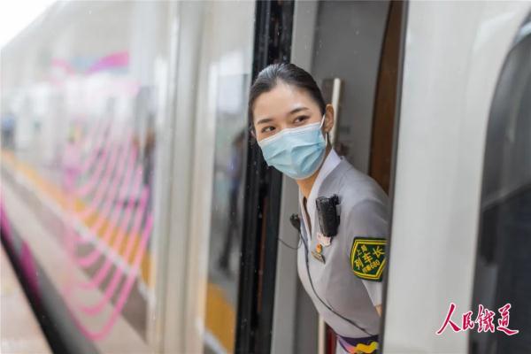 制服上新！亚运列车乘务组惊艳亮相