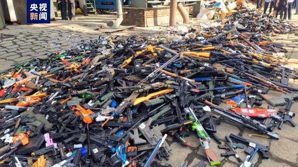上海警方集中销毁一批非法枪支、管制刀具 上海警方集中销毁一批非法枪支、管制刀具