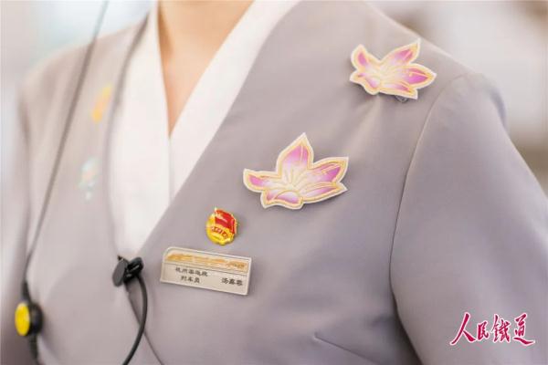 制服上新！亚运列车乘务组惊艳亮相