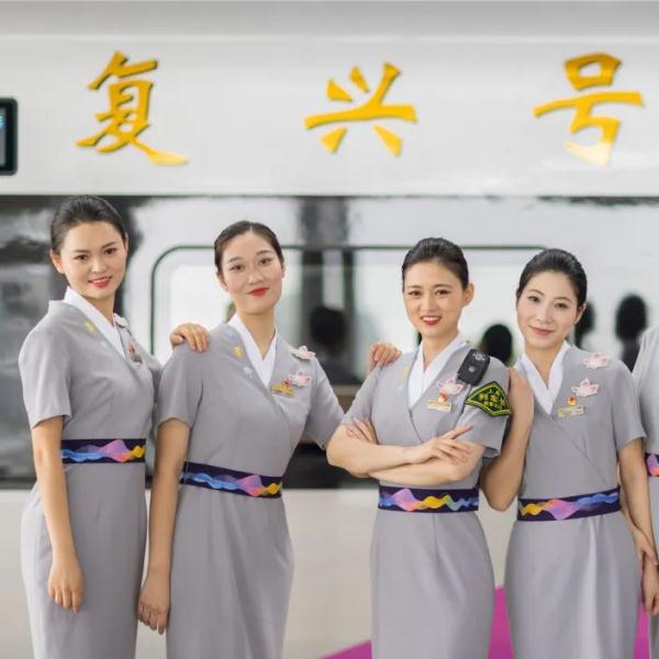 制服上新！亚运列车乘务组惊艳亮相