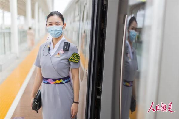 制服上新！亚运列车乘务组惊艳亮相