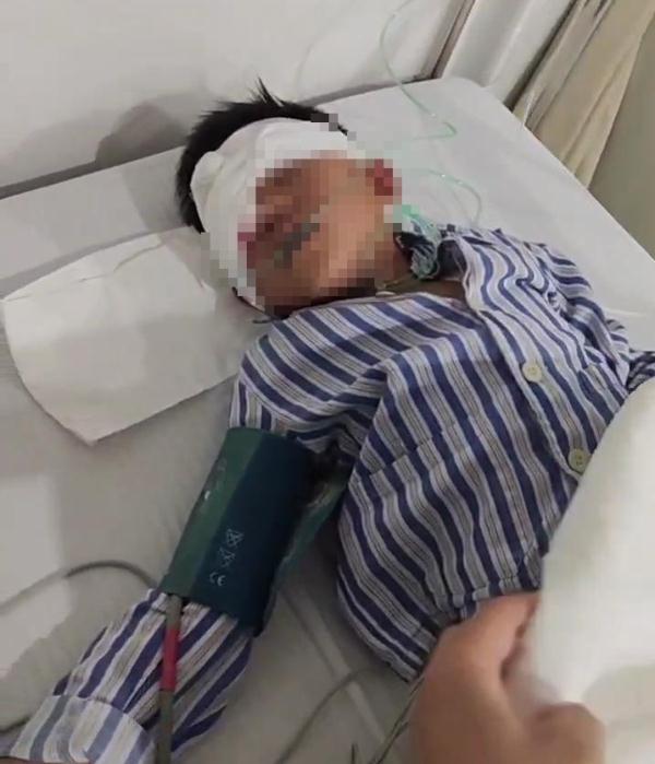 7岁男孩坐纸箱被邻居小孩用竹筷戳伤眼睛,妈妈:不是故意的,别网暴他 7岁男孩坐纸箱被邻居小孩用竹筷戳伤眼睛,妈妈:不是故意的,别网暴他