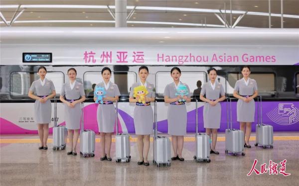 制服上新！亚运列车乘务组惊艳亮相