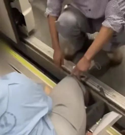 上海地铁突发！又有乘客腿部被卡列车与站台缝隙，一周前也曾发生…