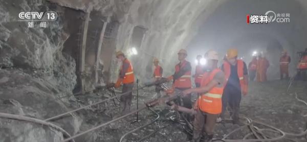 我国高原复杂地质铁路建设取得新突破 滇藏铁路丽香段创多项施工纪录 我国高原复杂地质铁路建设取得新突破 滇藏铁路丽香段创多项施工纪录