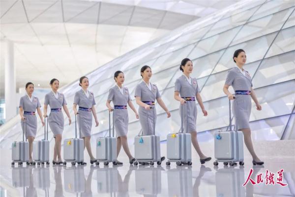 制服上新！亚运列车乘务组惊艳亮相