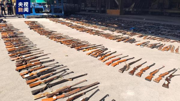 上海警方集中销毁一批非法枪支、管制刀具 上海警方集中销毁一批非法枪支、管制刀具