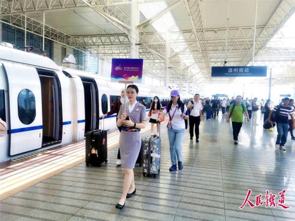 制服上新！亚运列车乘务组惊艳亮相