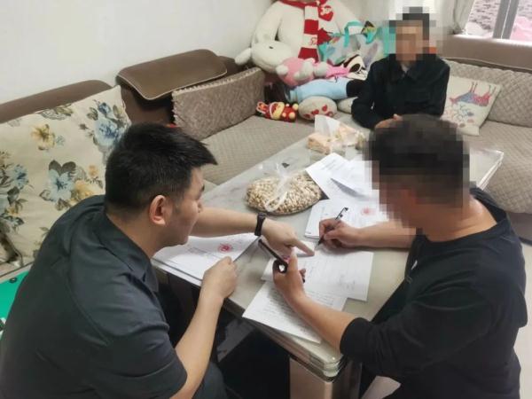 “110吗？我们家来了两名假法官，你们快来！”