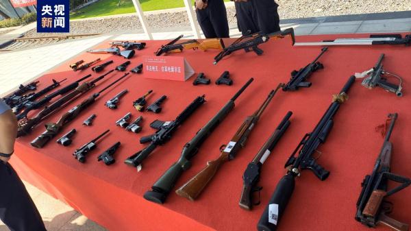 上海警方集中销毁一批非法枪支、管制刀具 上海警方集中销毁一批非法枪支、管制刀具