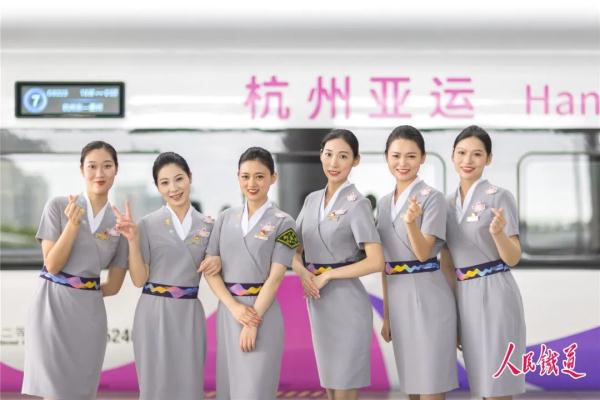 制服上新！亚运列车乘务组惊艳亮相