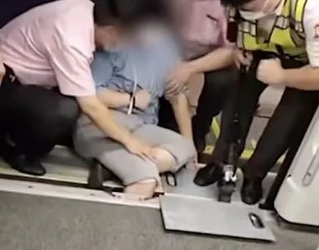 上海地铁突发！又有乘客腿部被卡列车与站台缝隙，一周前也曾发生…