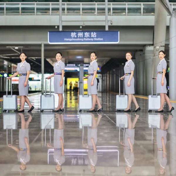 制服上新！亚运列车乘务组惊艳亮相