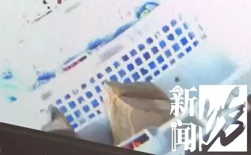 蹊跷！上海街头这种售货柜，竟摆满砖头？