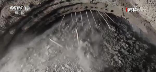 我国高原复杂地质铁路建设取得新突破 滇藏铁路丽香段创多项施工纪录 我国高原复杂地质铁路建设取得新突破 滇藏铁路丽香段创多项施工纪录