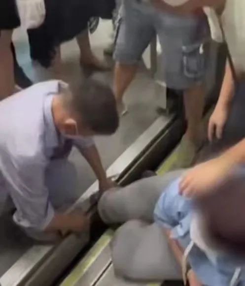 上海地铁突发！又有乘客腿部被卡列车与站台缝隙，一周前也曾发生…