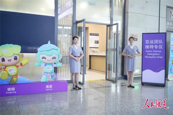 制服上新！亚运列车乘务组惊艳亮相
