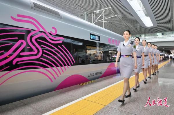 制服上新！亚运列车乘务组惊艳亮相