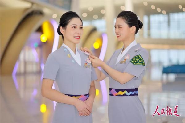 制服上新！亚运列车乘务组惊艳亮相