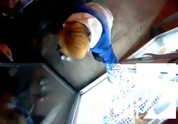 蹊跷！上海街头这种售货柜，竟摆满砖头？