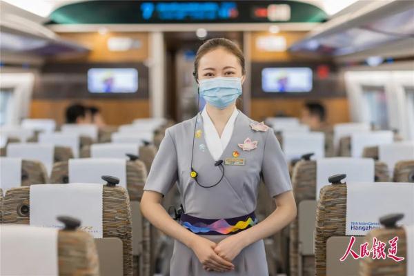 制服上新！亚运列车乘务组惊艳亮相