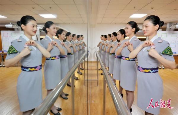 制服上新！亚运列车乘务组惊艳亮相