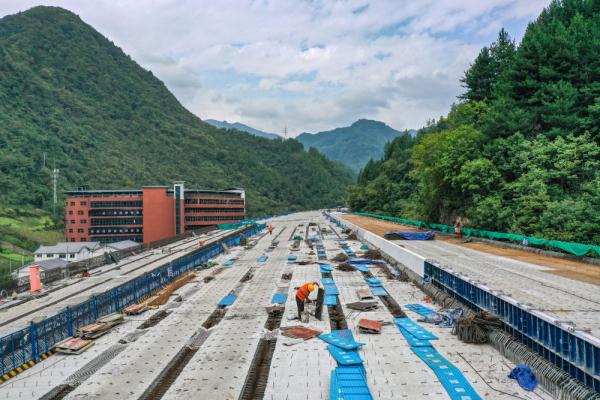 这是9月17日拍摄的g69银百高速陕渝界至重庆市城口县城段施工现场(无