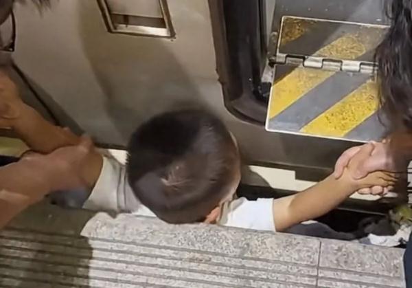 惊心！孩子掉地铁缝隙里了！