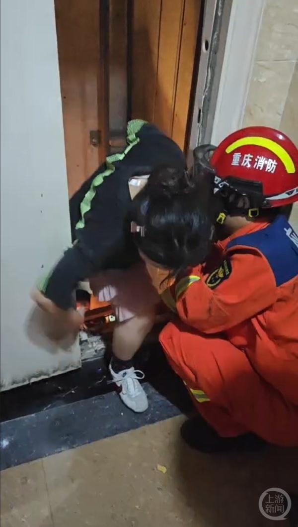 南岸一小区9人被困高层电梯，消防紧急救援
