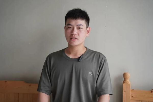 小时候，他扛起一个家；长大后，他要去扛枪了！