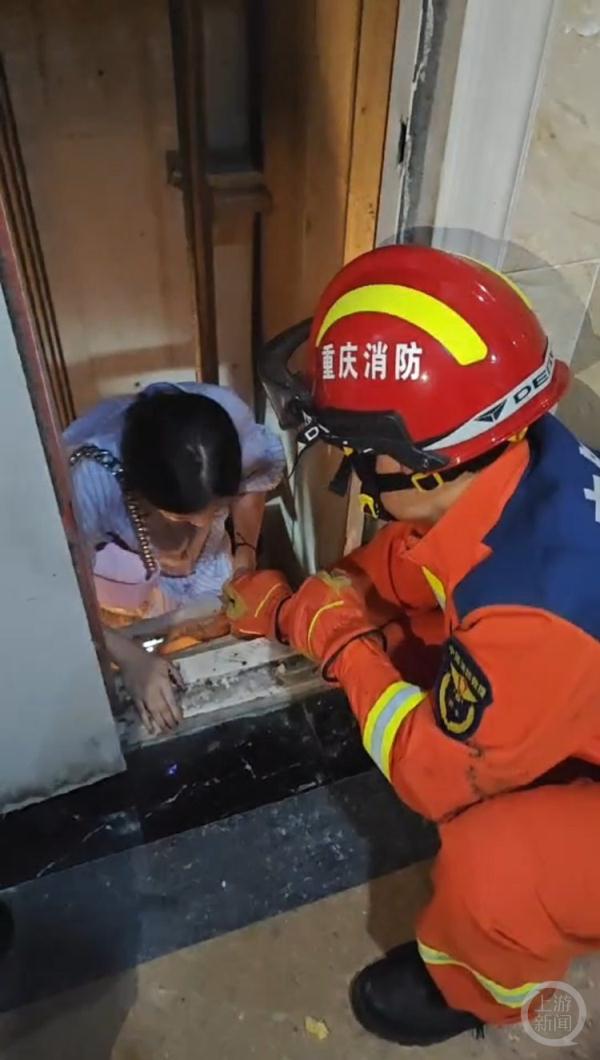 南岸一小区9人被困高层电梯，消防紧急救援