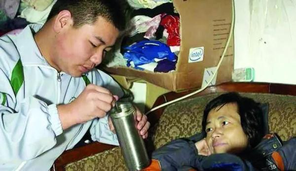 小时候，他扛起一个家；长大后，他要去扛枪了！