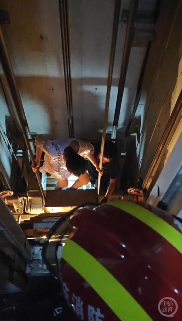 南岸一小区9人被困高层电梯，消防紧急救援