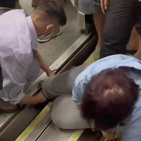 惊心！孩子掉地铁缝隙里了！