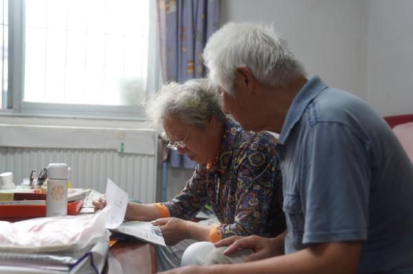 这对“抠门”老夫妇，捐款百万