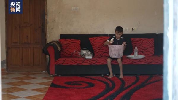 热浪持续电力短缺 巴勒斯坦加沙患病儿童艰难求生