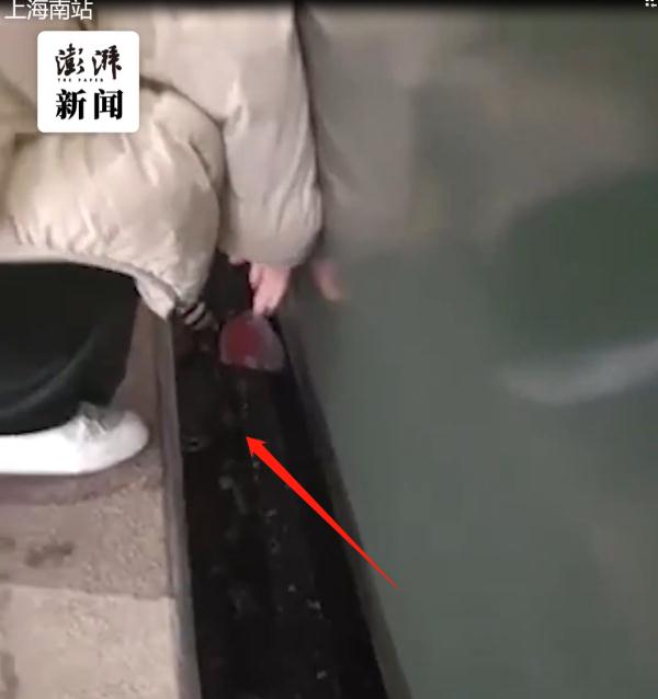 惊心！孩子掉地铁缝隙里了！