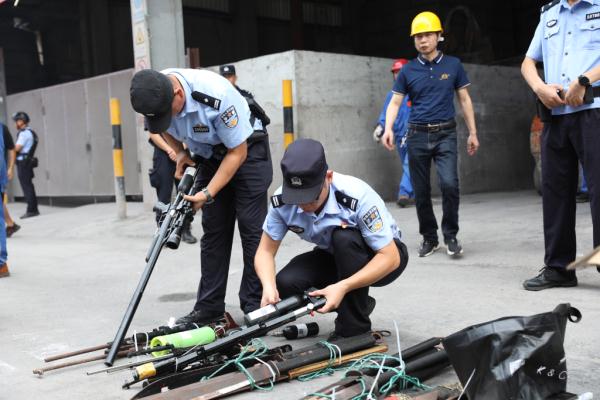 重庆警方集中销毁2965支非法枪支和6258把管制刀具