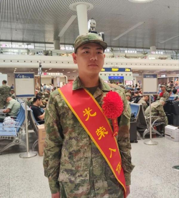 小时候，他扛起一个家；长大后，他要去扛枪了！