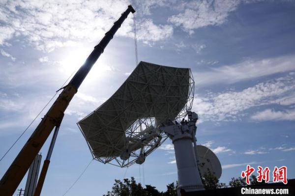 全球最大射电天文望远镜阵列首台中频天线在华研制成功正式吊装