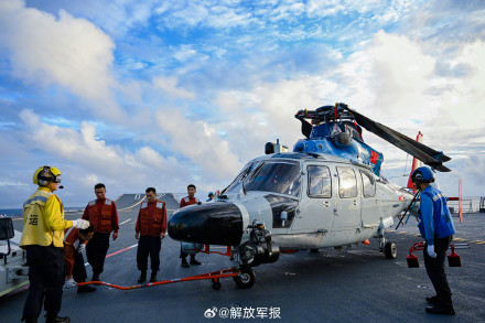 高清大图！直击舰载直升机训练