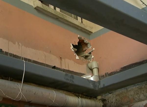 上海一小区加梯“烂尾”？居民苦叹：已停工180天，施工方还上了“黑名单”...