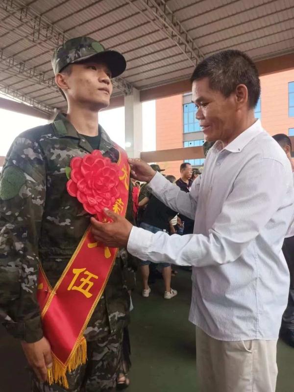 10多分钟连救4人,“00后”战士荣立一等功! 10多分钟连救4人,“00后”战士荣立一等功!