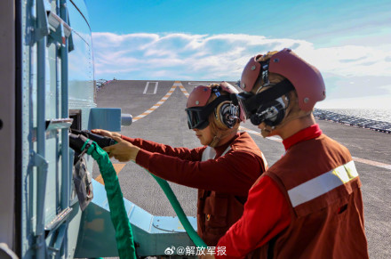 高清大图！直击舰载直升机训练