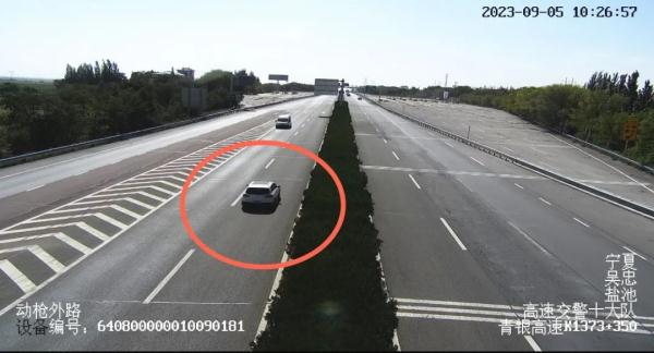 强行“纠错”!以为错过高速出口,竟在快车道掉头逆行 ! 强行“纠错”!以为错过高速出口,竟在快车道掉头逆行 !